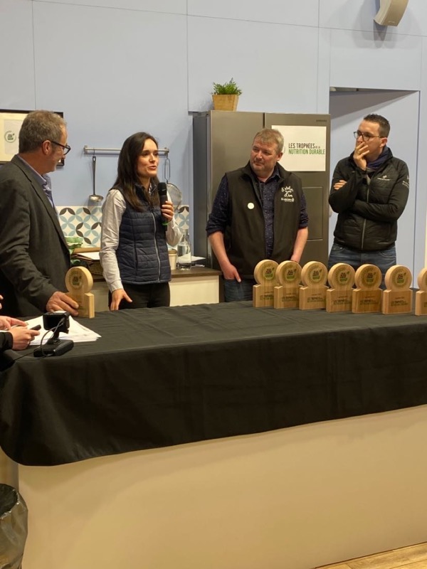 Kallista présente BreizhVeau lors de la Remise de trophée Bleu Blanc Coeur à Nicolas Combot avec Nicolas Carro